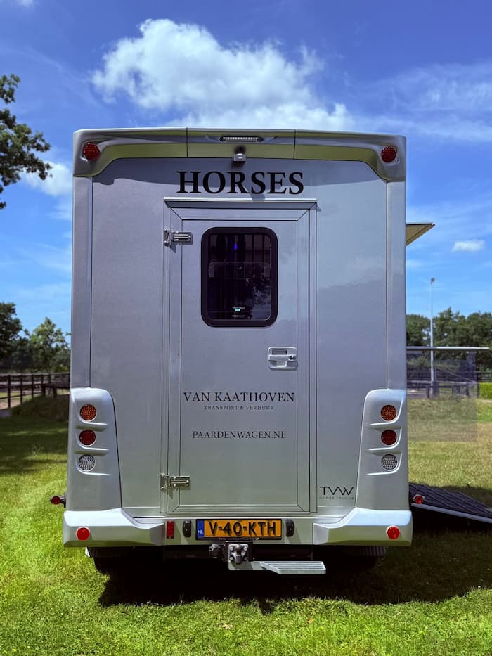 Exterieur van onze MAN paardenwagen